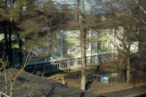 Pausenplatz und Gebäude B