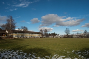 Gebäude A und Rasenfeld