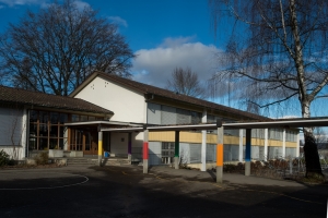 Gebäude A und Pausenplatz